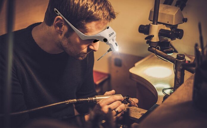 Best Lighted Magnifying Glasses for 2020